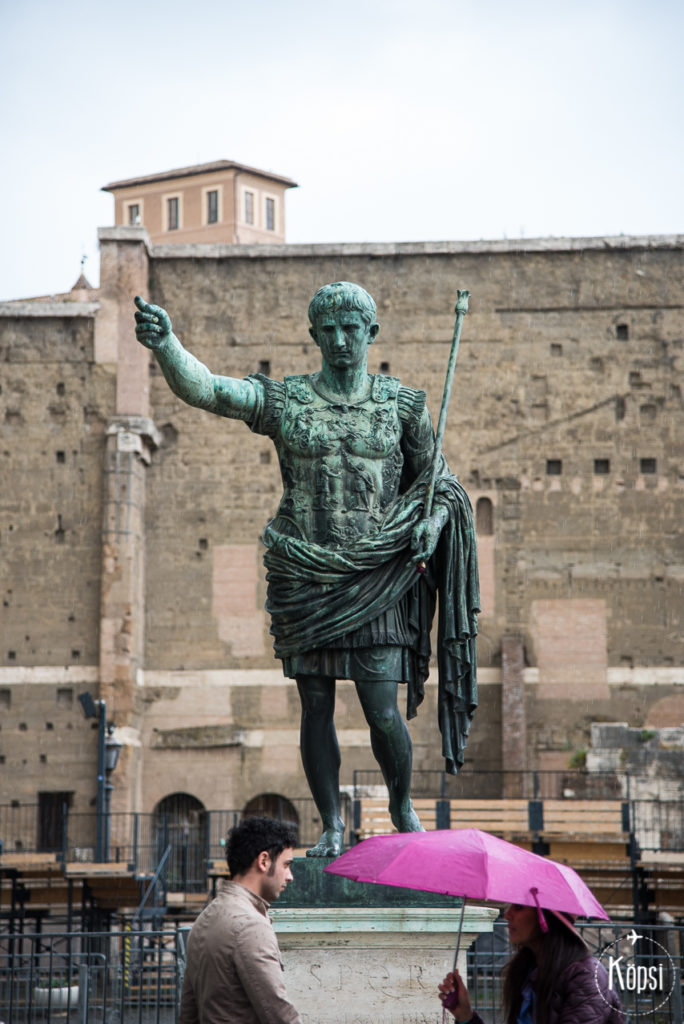 keisareiden patsaita roomassa