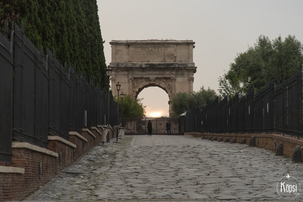 arco di tito auringonlaskussa