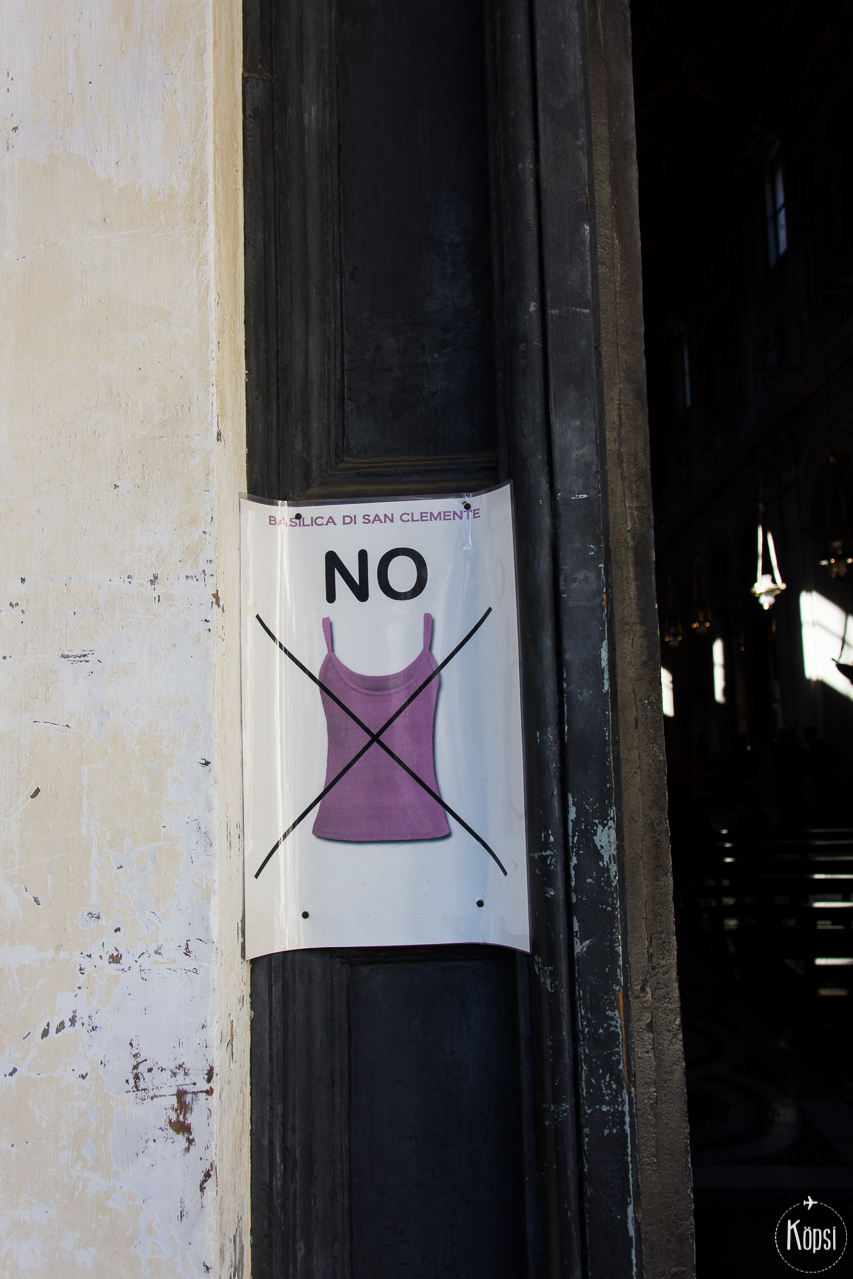 pukeutuminen peitä olkapäät ja polvet