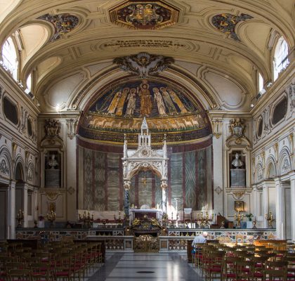 Santa Cecilia keskikäytävä